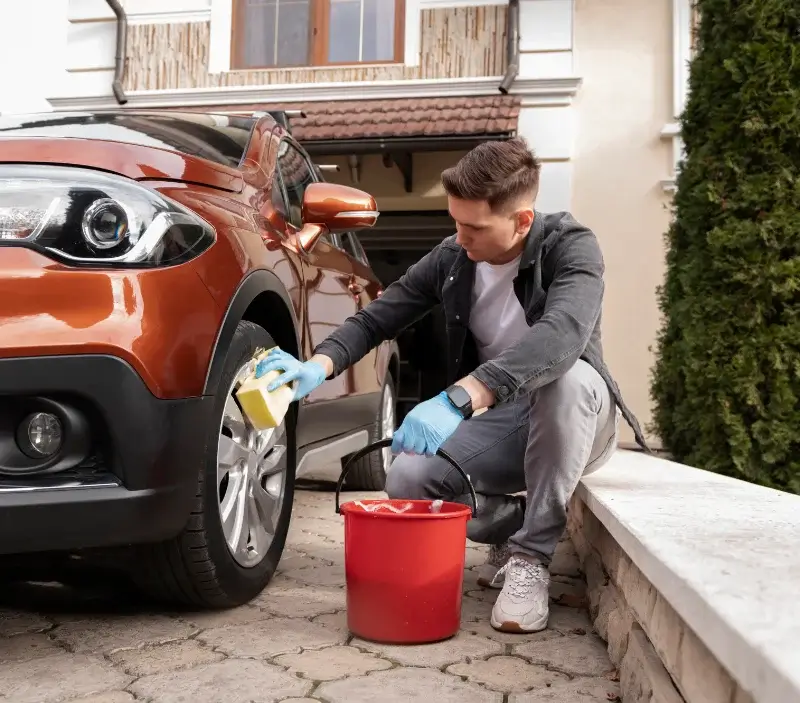 Lavage auto à domicile Sainte-Dode : professionnel intervenant sur un véhicule